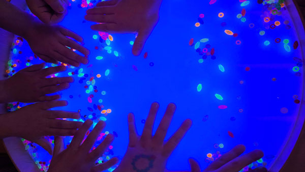 Am Leuchttisch in der Kita