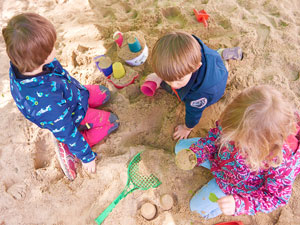 Kinder spielen in der Sandkiste